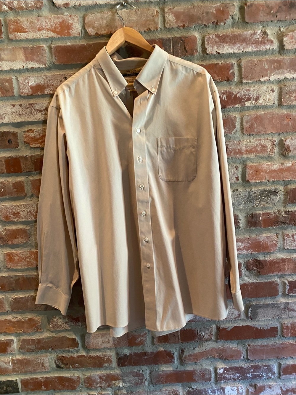 Roundtree & Yorke Men's Long-Sleeve Button-Down Shirt in Light Tan